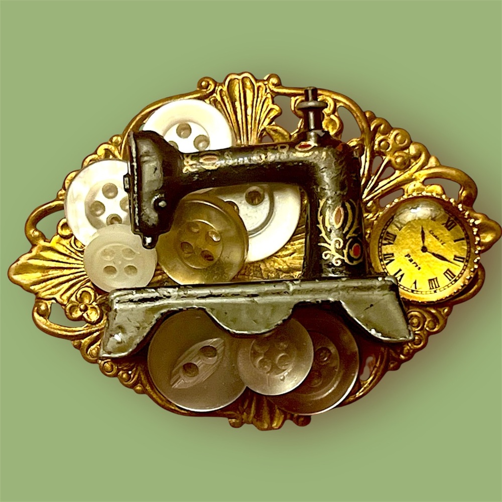 Vintage Singer Sewing Machine Brooch Pin